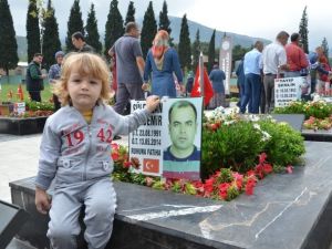 Somalılar maden şehitliğine akın etti