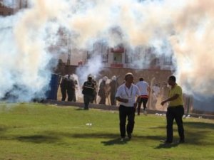Asker selamı verince futbolculara taş yağdı