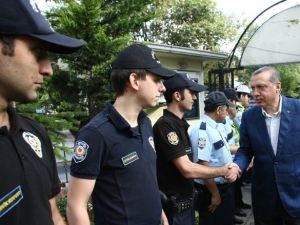 Cumhurbaşkanı polislerle bayramlaştı