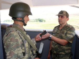 Nöbetteki askeri duygulandıran görüşme