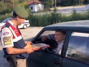Jandarma Trafikten Sürücülere Bayram Çikolatası