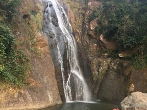 Metrelerce Yükseklikteki Şelalenin İçerisinden Göle İndiler