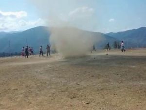 Maç ortasındaki hortum dehşeti kamerada