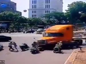 TIR motosikletlerin arasına daldı