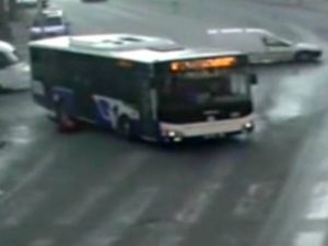 Otobüsün altında kalmaktan son anda kurtuldu