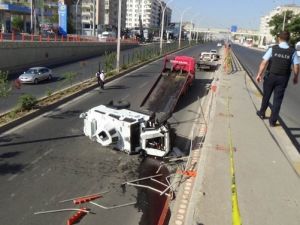 Polis aracı alt geçide düştü: 3 yaralı