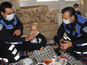 Sadece polisin elinden yemek yedi, hastalığını yendi