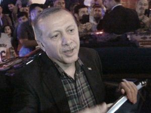 Cumhurbaşkanı Erdoğan makam aracından inerek...