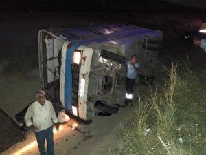 Tarım işçilerini taşıyan midibüs kanala uçtu: 9 yaralı