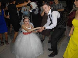 Cam kemik hastası Gönül ile Furkan’ın düğünü Fethiye’yi duygulandırdı