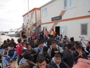 Bir gemi dolusu kaçak göçmen yakalandı