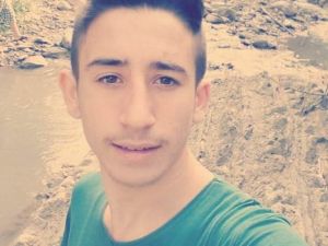 Yola çıkan çocuğu kurtarmak isterken öldü