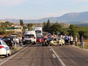 3 aracın karıştığı zincirleme kazada 4 kişi yaralandı