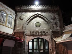 Kapalı çarşıda yangın paniği