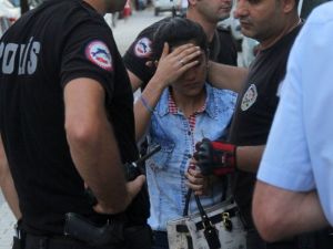 Genç kadın ’yan bakıyor’ diye bıçakladı