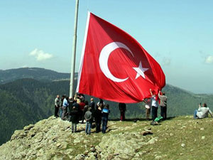 Astığı bayrakları kaldırıyor!