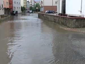 Ümraniye’de evleri su bastı