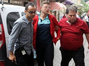 Sınıf başkanı sınıfa girmeyen arkadaşını bıçakladı