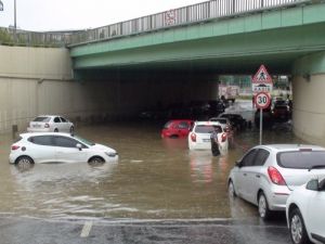 Kartal’da araçlar suya gömüldü