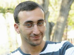 Kalbine yenik düştü