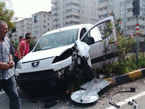 Otomobil refüje çarptı!