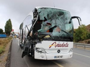 Yolcu otobüsüyle kamyon çarpıştı: 10 yaralı