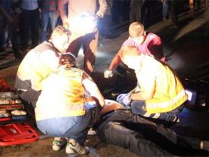 Kaza yapan araca yardım ederken canından oldu