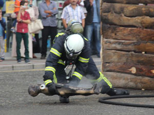 Yangın tatbikatında kurtarılması gereken manken yandı