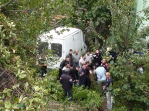 Minibüs evin bahçesine uçtu