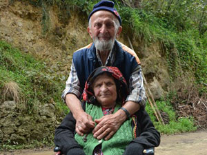 86 yaşındaki İdris dede eşini bir an olsun bırakmıyor