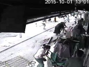 Otobüs faciası sırasında yaşanan panik kamerada