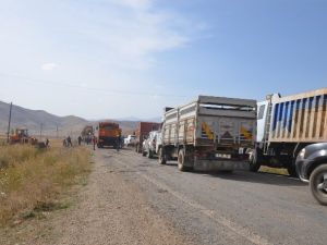 Askeri aracın geçişi sırasında patlama! Büyük bir çukur oluştu - 02 Ekim 2015