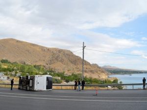 Polisleri taşıyan midibüs devrildi: 10 yaralı