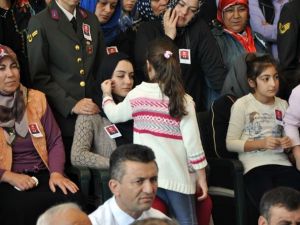 Şehidin kızı annesinin gözyaşlarını sildi