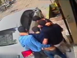 Öldürdükleri adamı sarhoşmuş gibi taşıdılar !