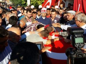Hepsi şehidin tabutuna kapandı