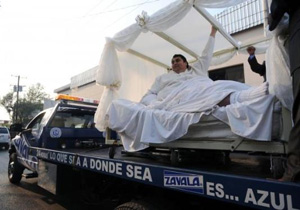 Kamyonetle düğüne götürüldü