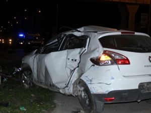 Alkollü sürücü otobüs durağına daldı, 1 ölü 3 yaralı