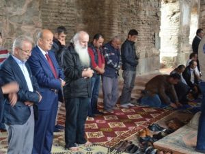 Piskoposlar cuma namazı kıldı