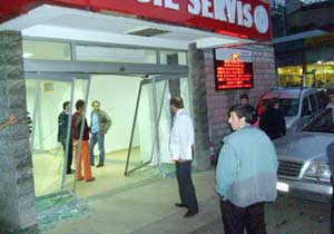 Yaralı, araba ile acil serviste