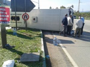 Yolcu midibüsü yan yattı: 31 yaralı