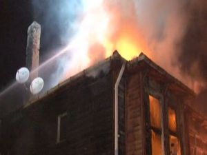 Fatih’te ahşap binada yangın