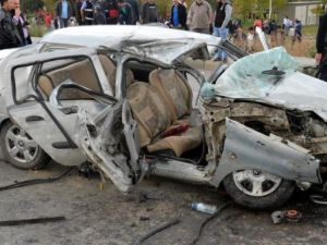 Otomobille yolcu otobüsü çarpıştı: 22 yaralı