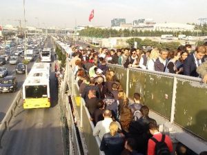 Metrobüs durağında insan seli !