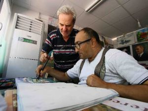 Engelli oğlunu 52 yıldır yanından ayırmıyor