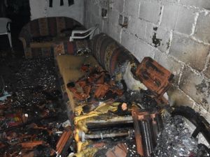 Eşi ve çocuklarının bulunduğu eve benzin döktü