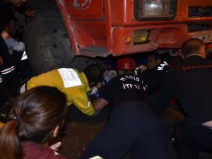 Freni boşalan kamyon dehşet saçtı