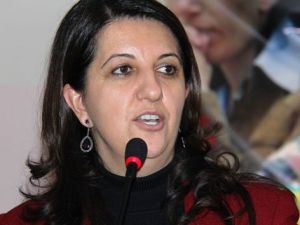 Pervin Buldan adliye önünde