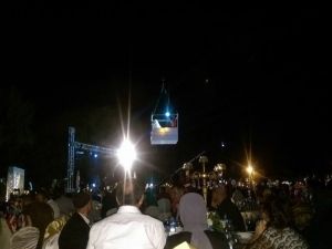 Gelin ve damat sahneye vinçle indi