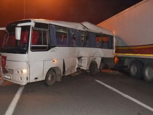 Midibüs TIR’la çarpıştı: 5 yaralı